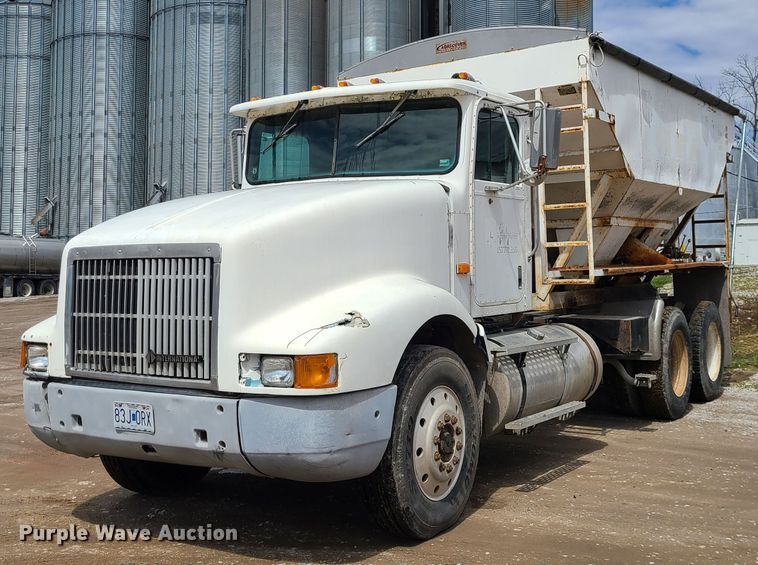 image for item IF9423 1991 International 9400  fertilizer delivery truck