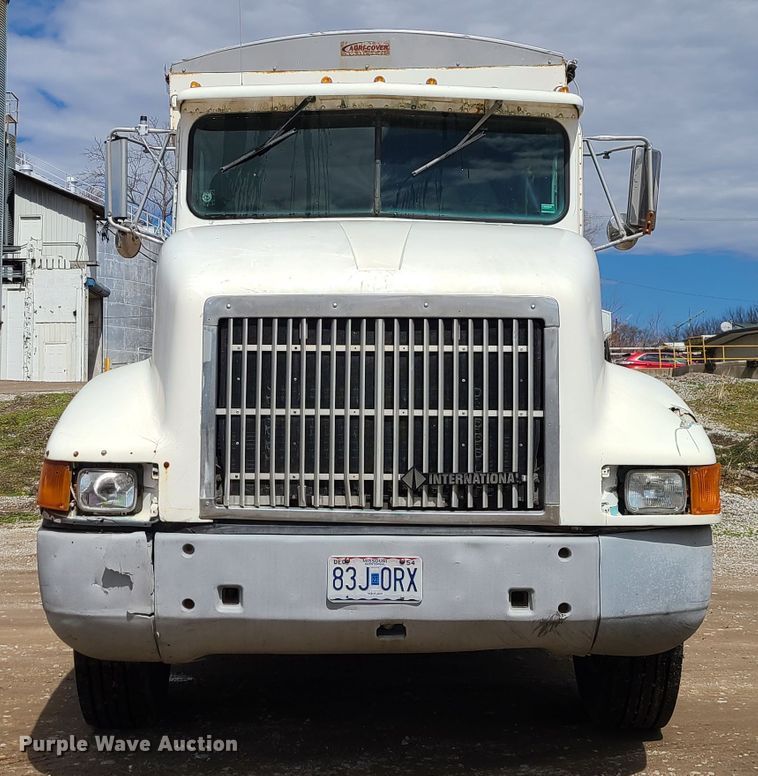 image for item IF9423 1991 International 9400  fertilizer delivery truck