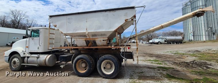 image for item IF9423 1991 International 9400  fertilizer delivery truck