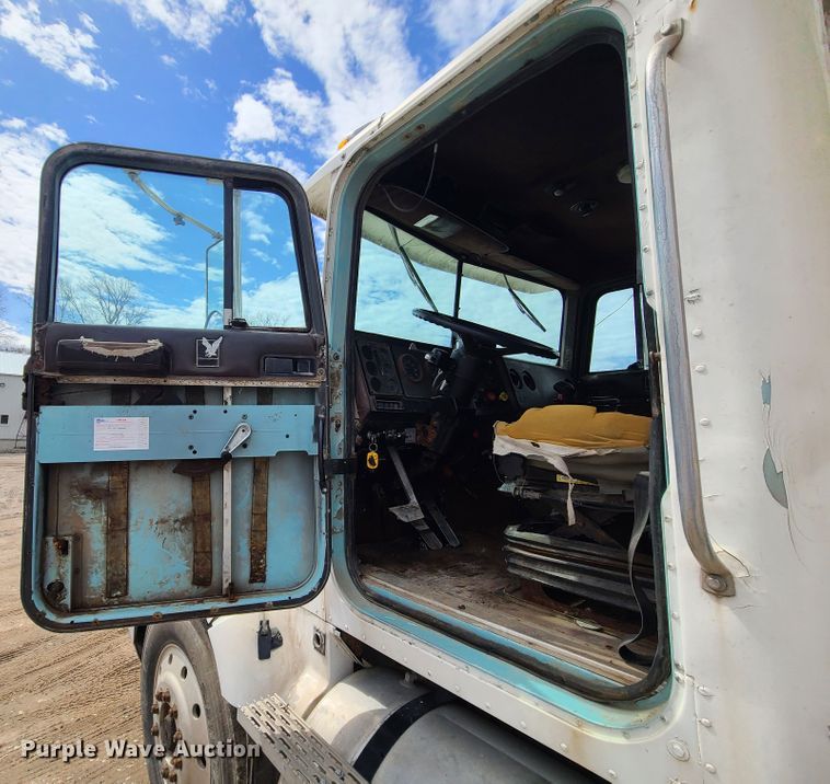 image for item IF9423 1991 International 9400  fertilizer delivery truck