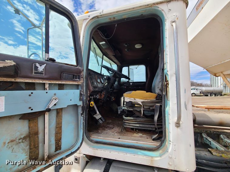 image for item IF9423 1991 International 9400  fertilizer delivery truck