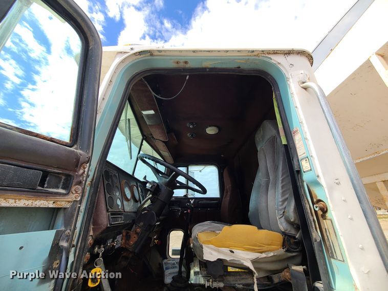 image for item IF9423 1991 International 9400  fertilizer delivery truck