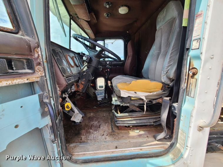 image for item IF9423 1991 International 9400  fertilizer delivery truck