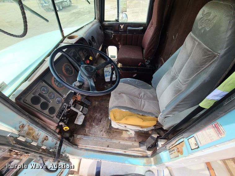 image for item IF9423 1991 International 9400  fertilizer delivery truck