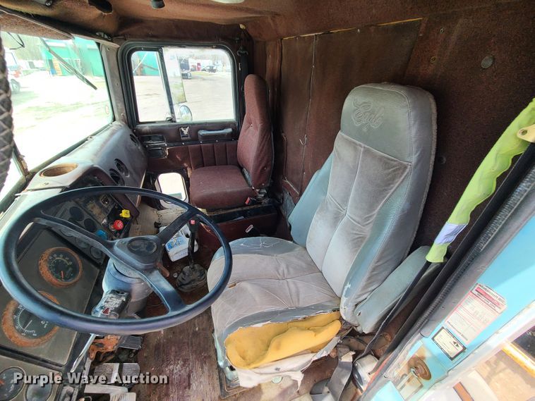 image for item IF9423 1991 International 9400  fertilizer delivery truck