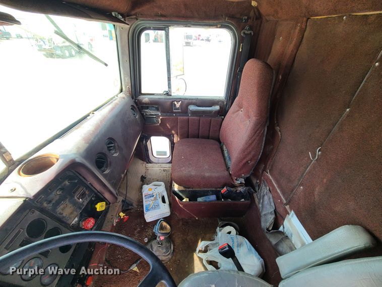 image for item IF9423 1991 International 9400  fertilizer delivery truck