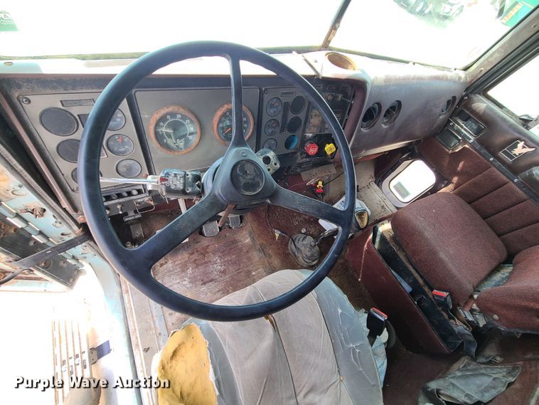 image for item IF9423 1991 International 9400  fertilizer delivery truck