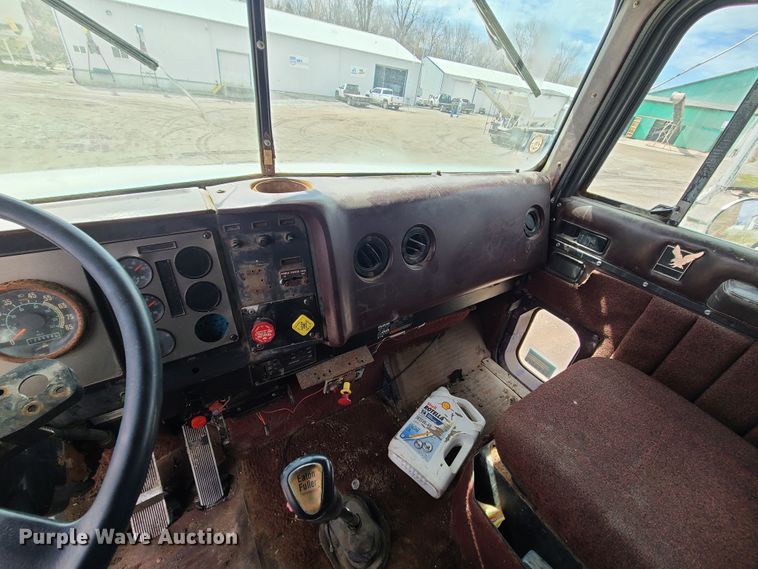 image for item IF9423 1991 International 9400  fertilizer delivery truck