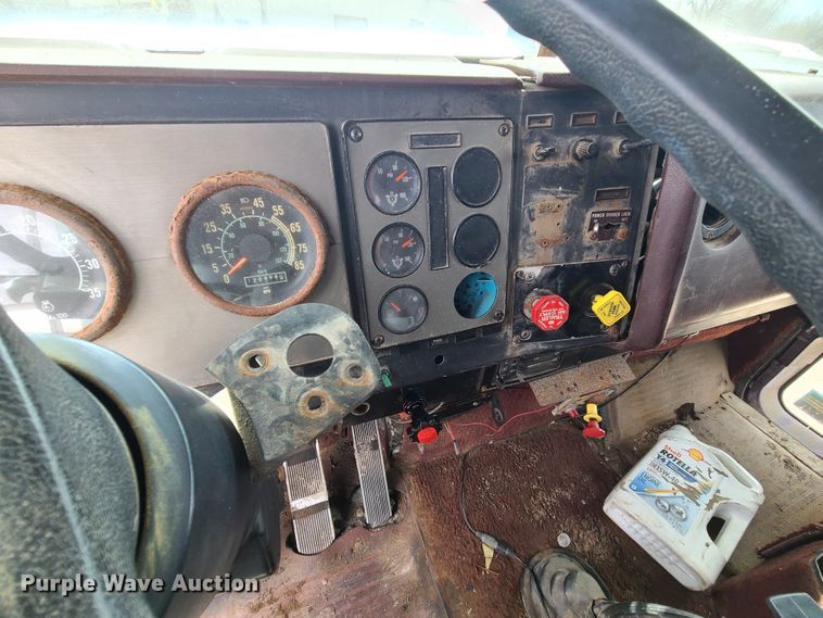 image for item IF9423 1991 International 9400  fertilizer delivery truck