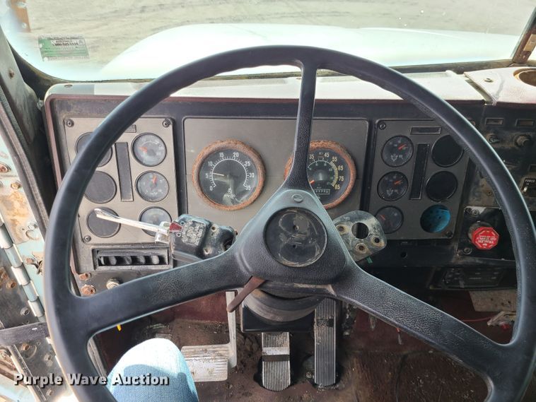 image for item IF9423 1991 International 9400  fertilizer delivery truck