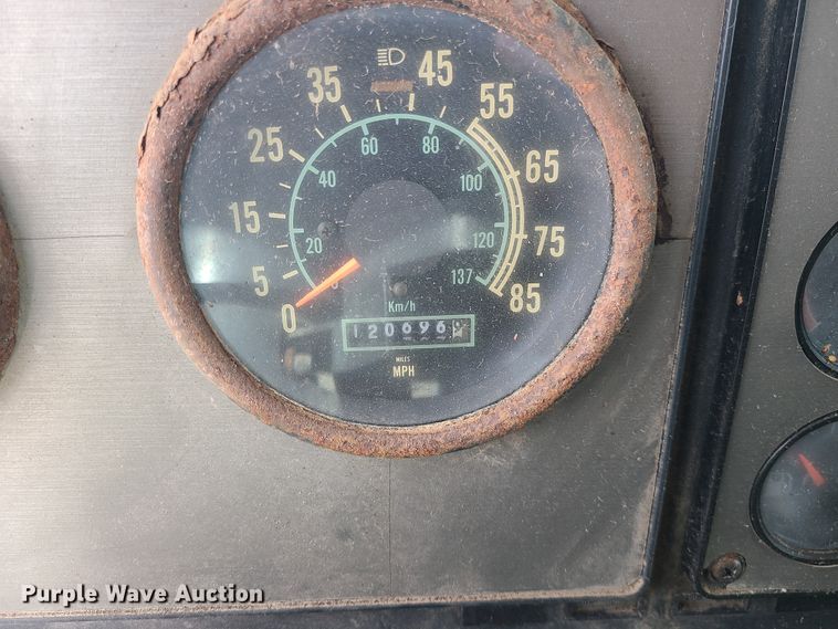 image for item IF9423 1991 International 9400  fertilizer delivery truck