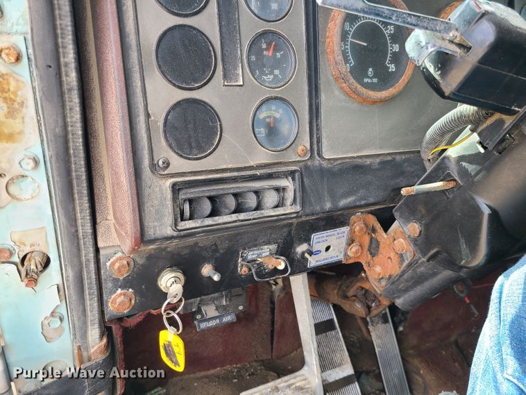 image for item IF9423 1991 International 9400  fertilizer delivery truck