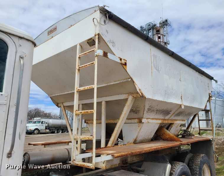 image for item IF9423 1991 International 9400  fertilizer delivery truck