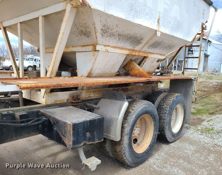 image for item IF9423 1991 International 9400  fertilizer delivery truck