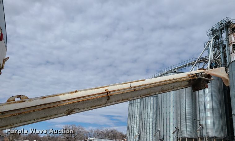 image for item IF9423 1991 International 9400  fertilizer delivery truck