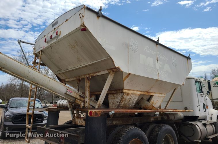 image for item IF9423 1991 International 9400  fertilizer delivery truck