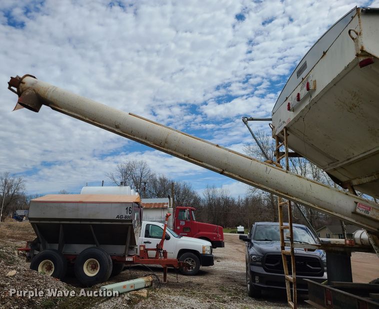 image for item IF9423 1991 International 9400  fertilizer delivery truck