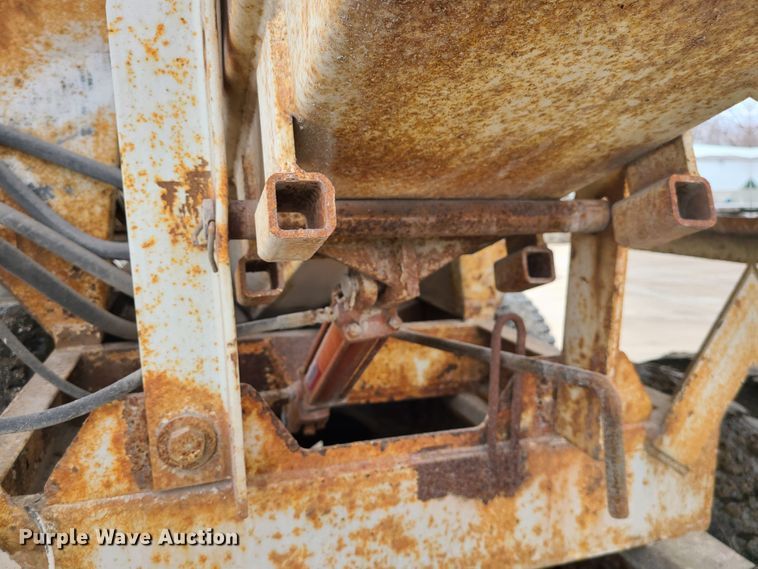 image for item IF9423 1991 International 9400  fertilizer delivery truck