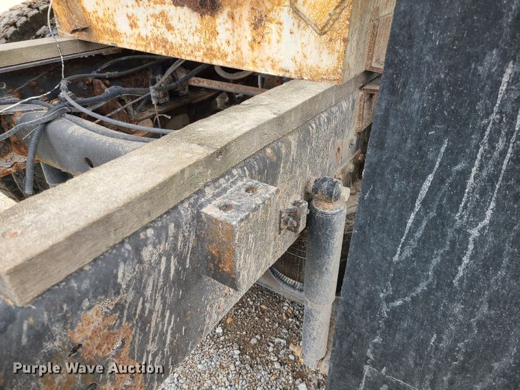 image for item IF9423 1991 International 9400  fertilizer delivery truck