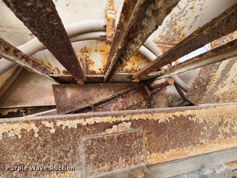 image for item IF9423 1991 International 9400  fertilizer delivery truck