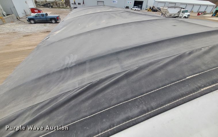 image for item IF9423 1991 International 9400  fertilizer delivery truck