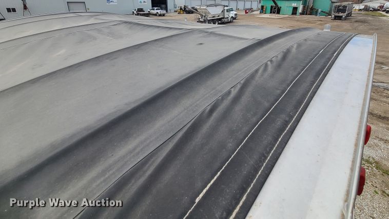 image for item IF9423 1991 International 9400  fertilizer delivery truck