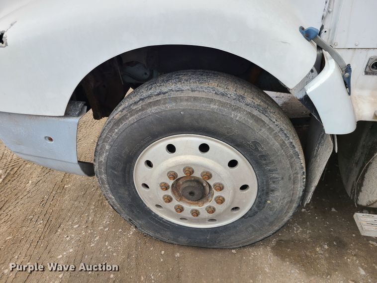 image for item IF9423 1991 International 9400  fertilizer delivery truck