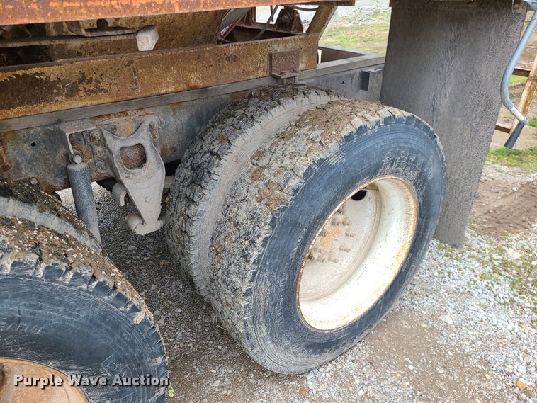 image for item IF9423 1991 International 9400  fertilizer delivery truck