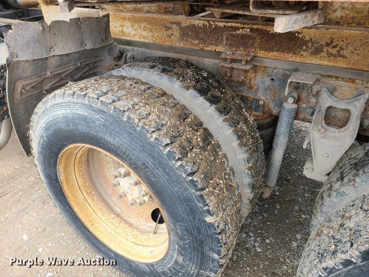 image for item IF9423 1991 International 9400  fertilizer delivery truck