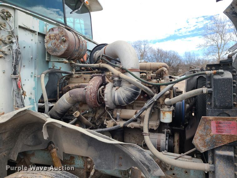 image for item IF9423 1991 International 9400  fertilizer delivery truck