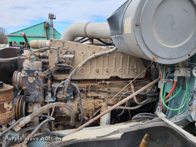 image for item IF9423 1991 International 9400  fertilizer delivery truck