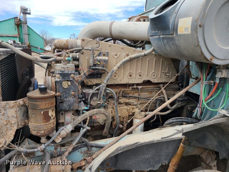 image for item IF9423 1991 International 9400  fertilizer delivery truck