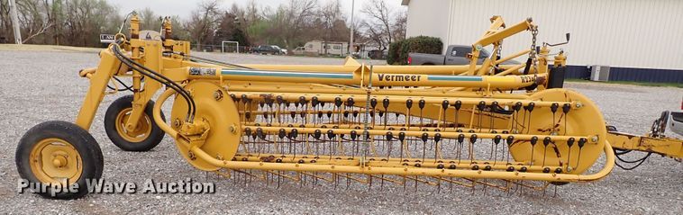 image for item JO9569 Vermeer R23A  hay rake