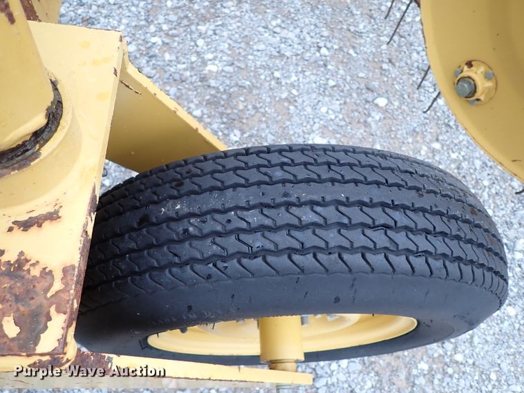 image for item JO9569 Vermeer R23A  hay rake