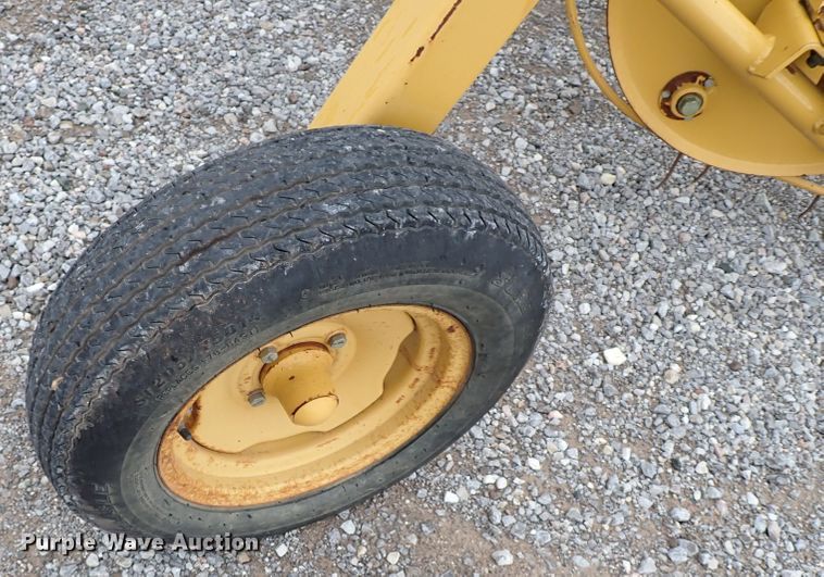 image for item JO9569 Vermeer R23A  hay rake