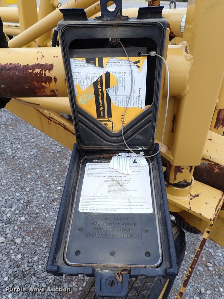 image for item JO9569 Vermeer R23A  hay rake