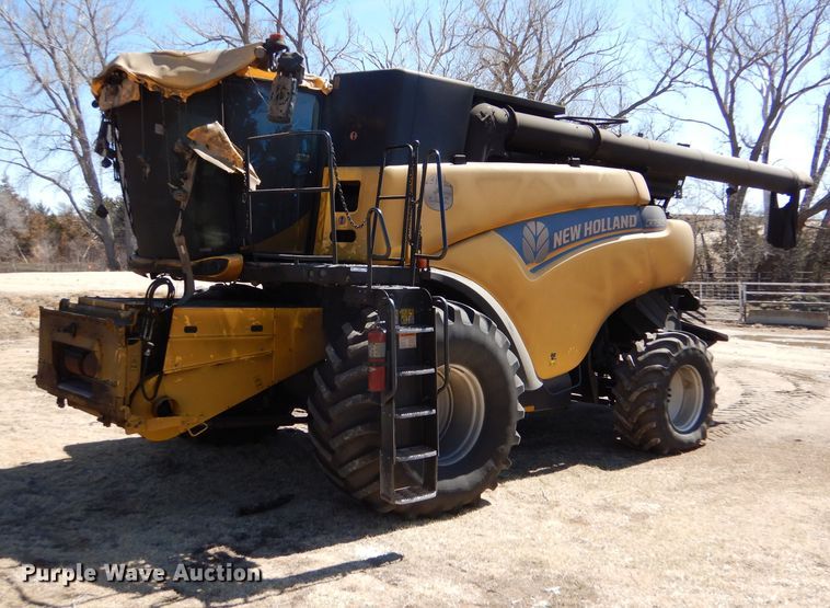 image for item LJ9854 2015 New Holland CR7.90  combine