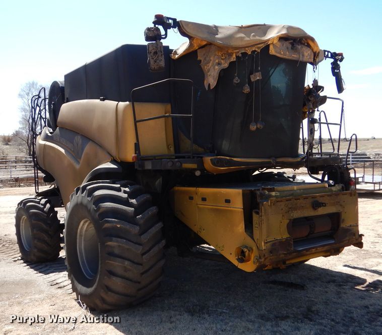 image for item LJ9854 2015 New Holland CR7.90  combine