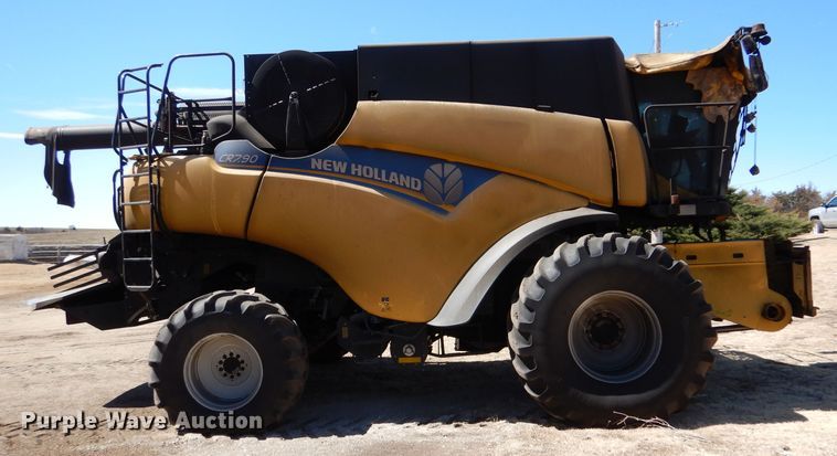 image for item LJ9854 2015 New Holland CR7.90  combine
