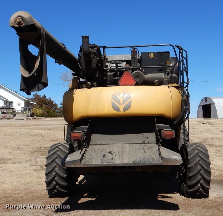 image for item LJ9854 2015 New Holland CR7.90  combine