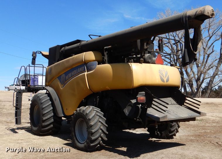 image for item LJ9854 2015 New Holland CR7.90  combine