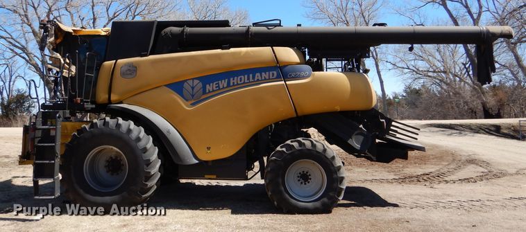 image for item LJ9854 2015 New Holland CR7.90  combine