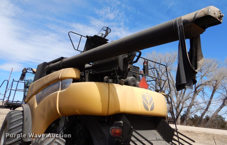 image for item LJ9854 2015 New Holland CR7.90  combine