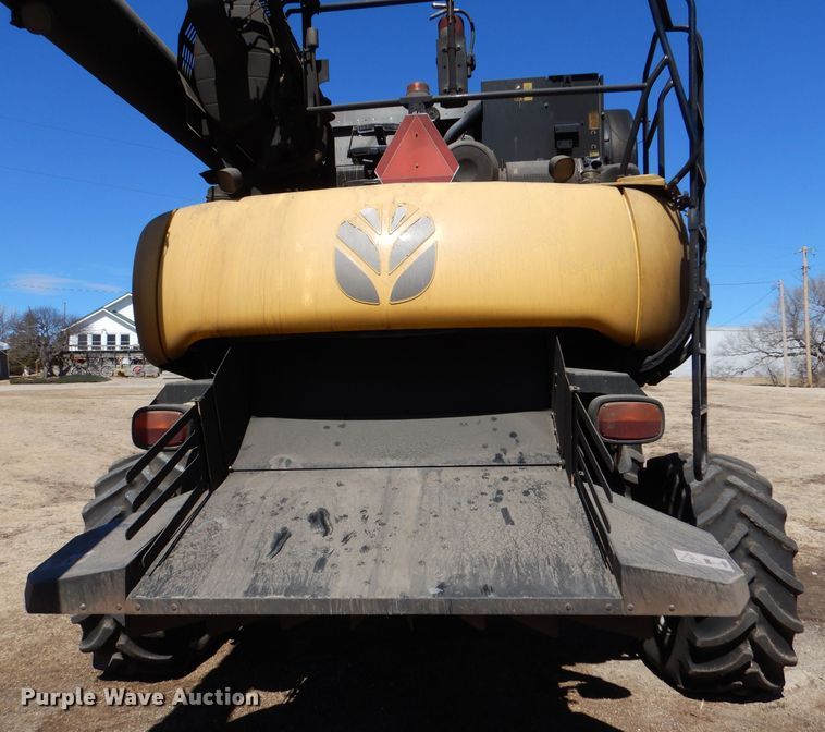 image for item LJ9854 2015 New Holland CR7.90  combine