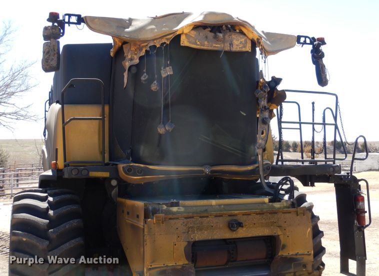 image for item LJ9854 2015 New Holland CR7.90  combine