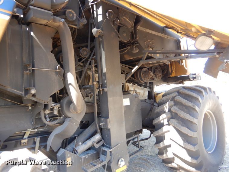 image for item LJ9854 2015 New Holland CR7.90  combine