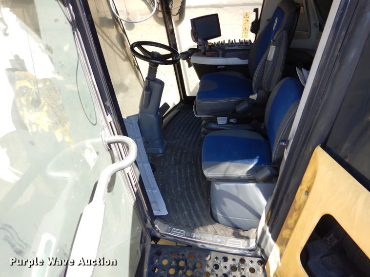 image for item LJ9854 2015 New Holland CR7.90  combine