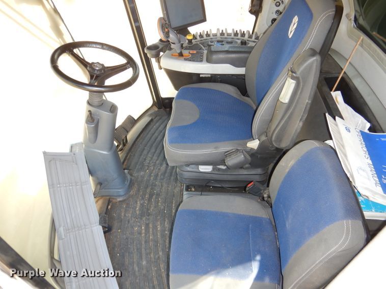 image for item LJ9854 2015 New Holland CR7.90  combine