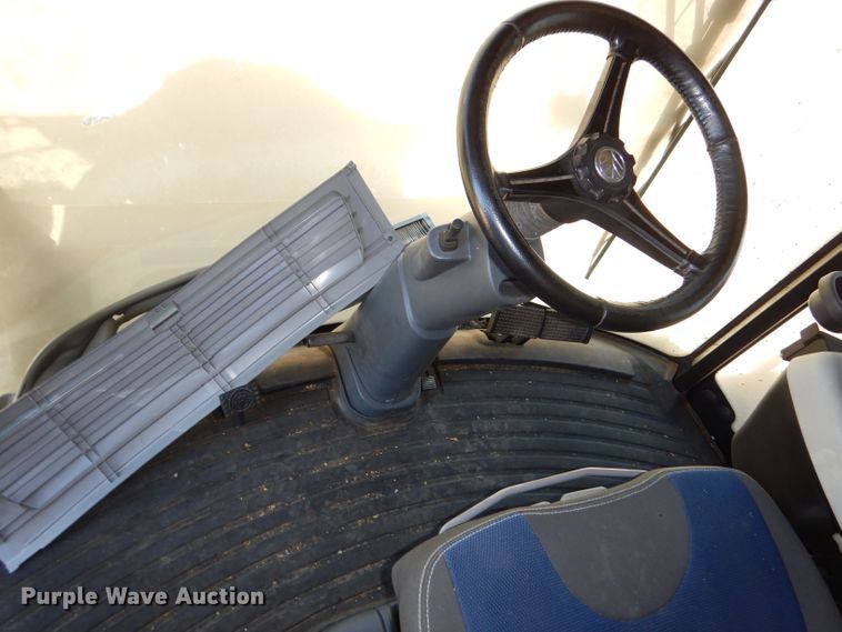 image for item LJ9854 2015 New Holland CR7.90  combine