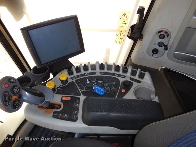 image for item LJ9854 2015 New Holland CR7.90  combine